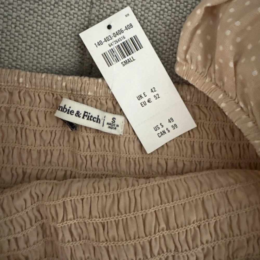 **NWT** Abercrombie & Fitch Smocked Puff Sleeve Crop Top Beige Polka Dot - Small - Picture 5 of 6